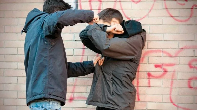 Αύξηση 7% στη βία των ανηλίκων – 33 συλλήψεις κάθε μέρα!