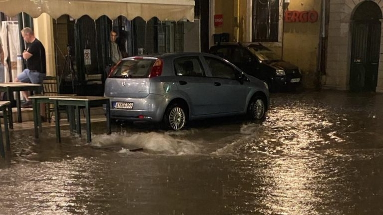 «Ισχυρή» βροχόπτωση στην Κέρκυρα – «Απεγκλωβισμός» οικογένειας