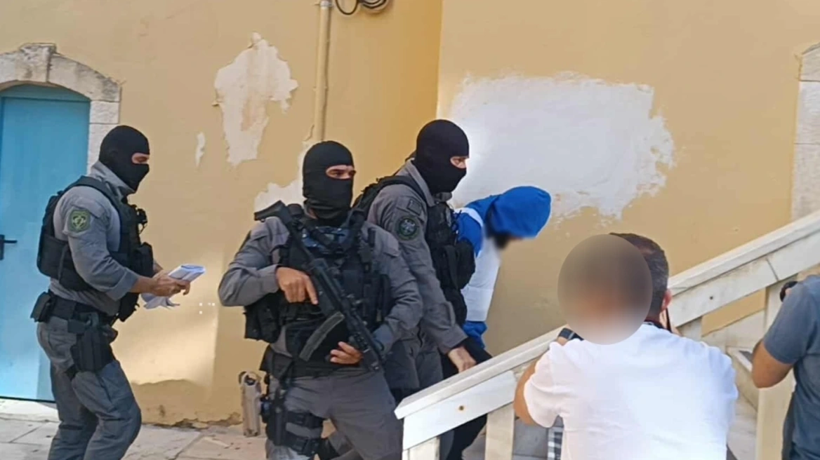 Κρήτη: Με αλεξίσφαιρο γιλέκο στον εισαγγελέα ο 23χρονος από το ματωμένο γλέντι – Τι υποστηρίζει στην απολογία του