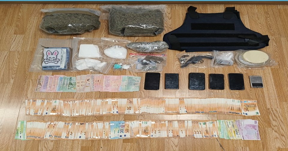 Τρεις συλλήψεις για διακίνηση ναρκωτικών στον Πειραιά – Κατασχέθηκαν κοκαΐνη, κάνναβη, περίστροφα, αλεξίσφαιρο γιλέκο