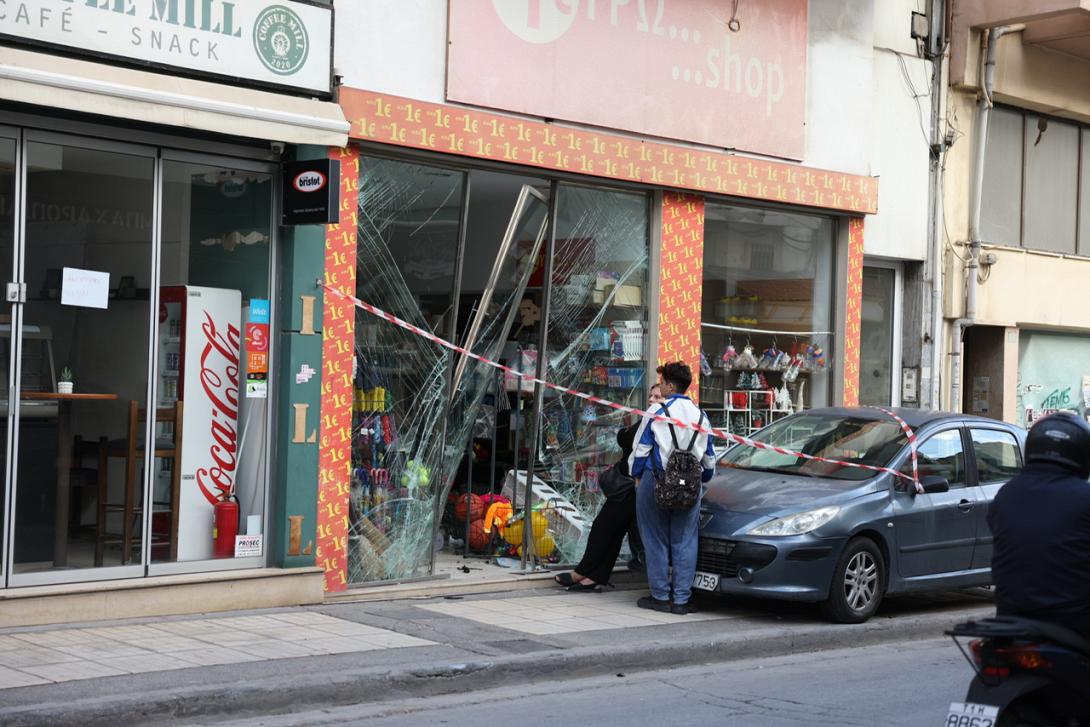Ηράκλειο – Αυτοκίνητο «καρφώθηκε» σε βιτρίνα στο κέντρο της πόλης