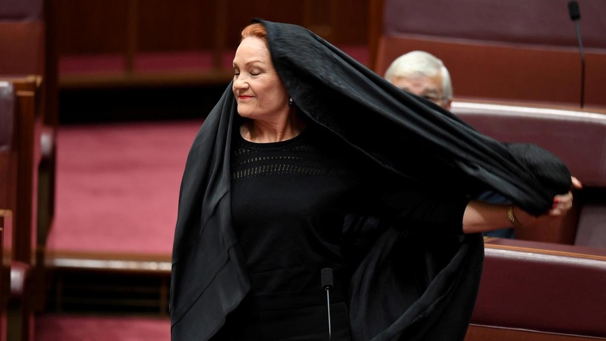 Αυστραλία : Προκλητική Διαμαρτυρία- Η Pauline Hanson Εμφανίστηκε με μπούρκα για να απαιτήσει την απαγόρευσή της. ( Βίντεο )