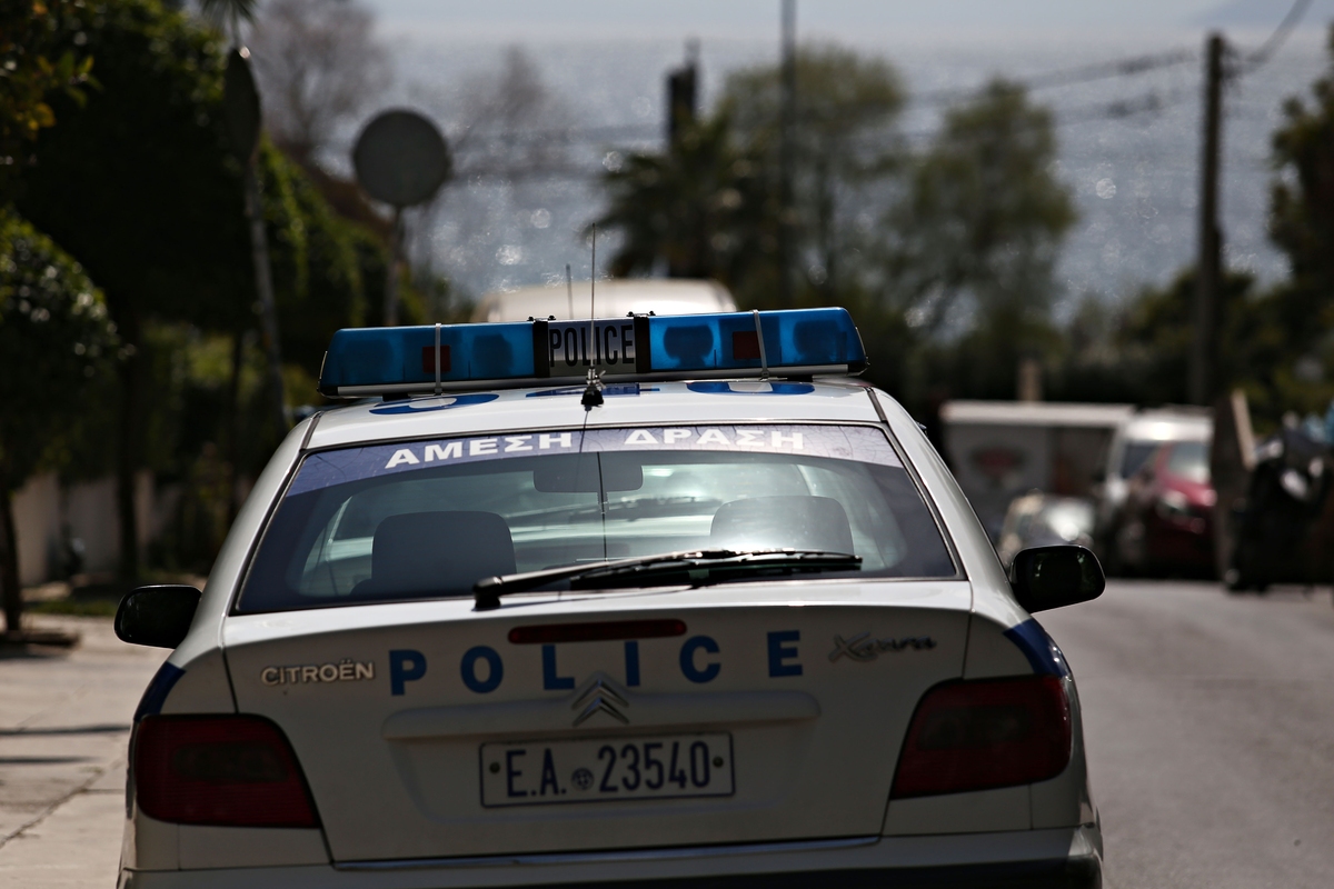 ΛΑΜΙΑ: ΤΟΥΣ ΕΠΙΑΣΑΝ ΣΤΑ ΠΡΑΣΑ – ΠΩΣ Η ΣΥΖΥΓΟΣ ΤΟΥ ΔΡΑΣΤΗ «ΚΑΡΦΩΣΕ» ΤΗ ΛΕΙΑ ΣΤΟΥΣ ΑΣΤΥΝΟΜΙΚΟΥΣ