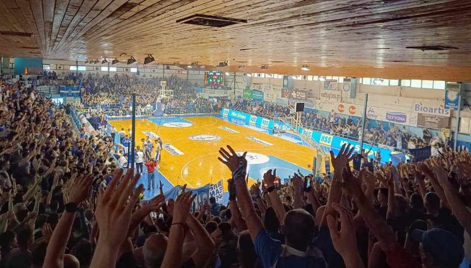 Σοκ στο Ιβανώφειο – Κατέρρευσε τμήμα της ξύλινης κερκίδας εν ώρα αγώνα