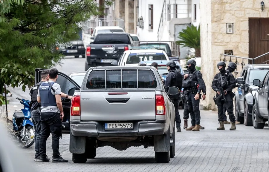 Παραδίδονται οι τρεις καταζητούμενοι για το μακελειό στα Βορίζια