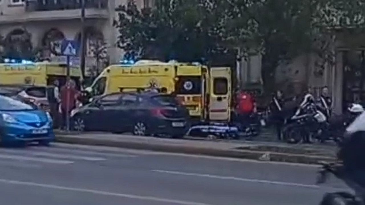 Τροχαίο στους Αμπελόκηπους: Μοτοσικλέτα παρέσυρε πεζό και «παγίδευσε» την Κηφισίας