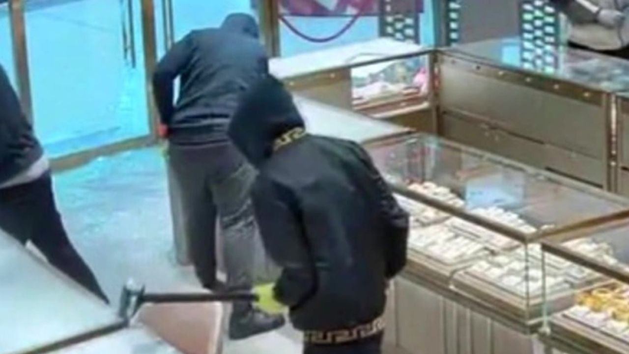 Τέσσερις προφυλακίστηκαν για διάρρηξη κοσμηματοπωλείου στην Αμαλιάδα – 22χρονος στο «στόχαστρο» των αρχών