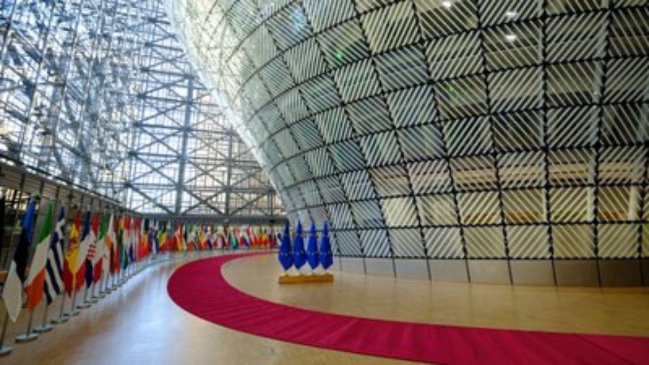 Κάνει πίσω η ΕΕ με τα κλεμμένα 140 δισεκατομμύρια ευρώ, από την Ρωσία- Βρήκε ως δικαιολογία το σκάνδαλο διαφθοράς της Ουκρανίας για να μην δώσει τα παγωμένα ρωσικά κεφάλαια