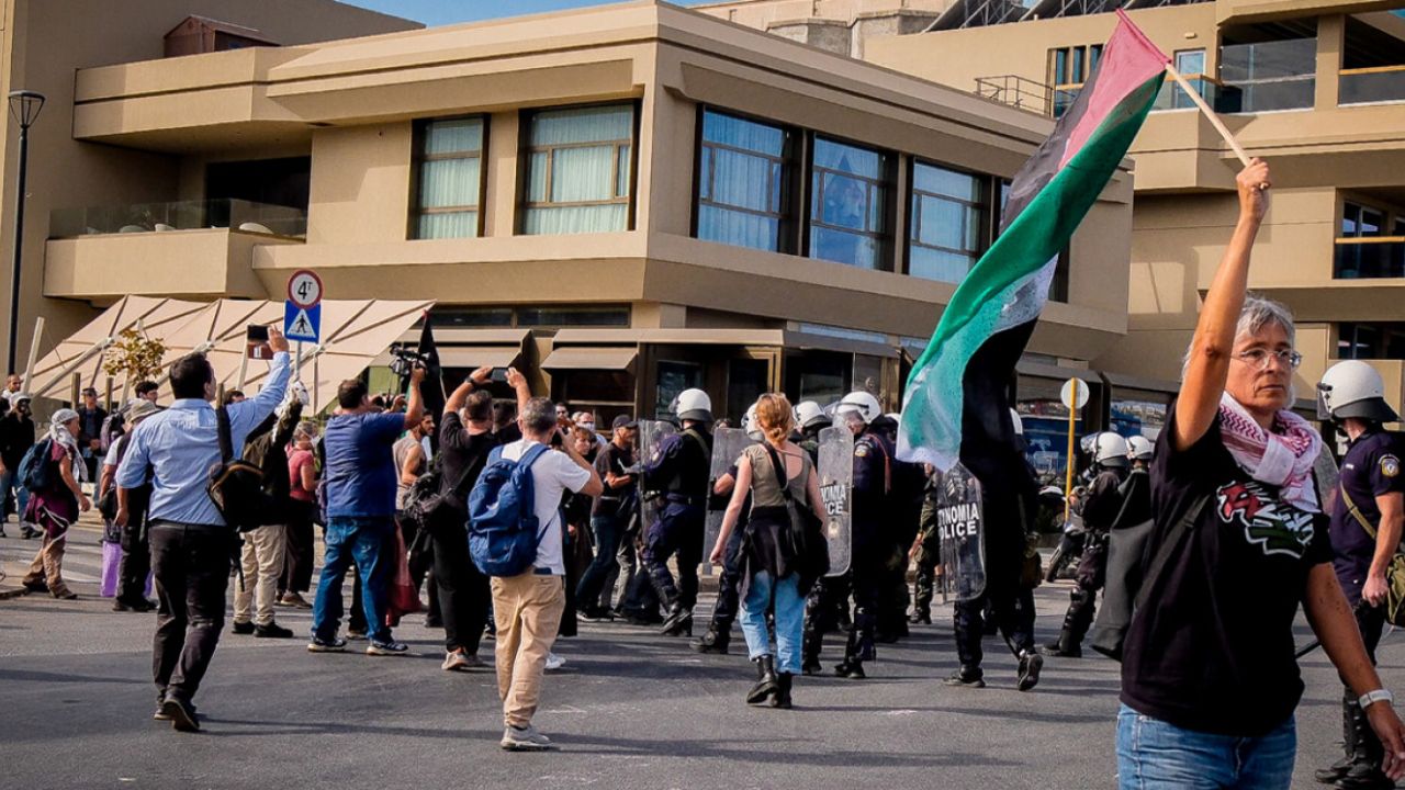 «Φλέγεται» η Σούδα: Άγριες συγκρούσεις διαδηλωτών με ΜΑΤ στο λιμάνι – Ένταση για το κρουαζιερόπλοιο με Ισραηλινούς επιβάτες