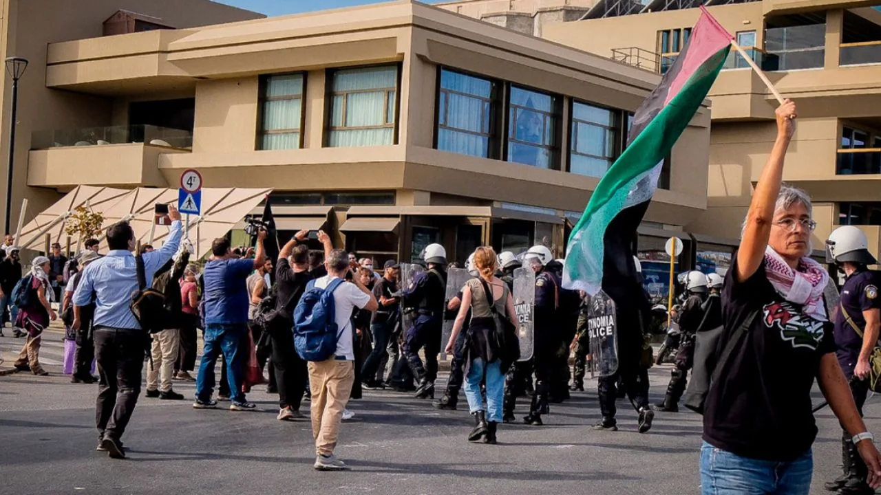 «Φλέγεται» η Σούδα: Άγριες συγκρούσεις διαδηλωτών με ΜΑΤ στο λιμάνι – Ένταση για το κρουαζιερόπλοιο με Ισραηλινούς επιβάτες