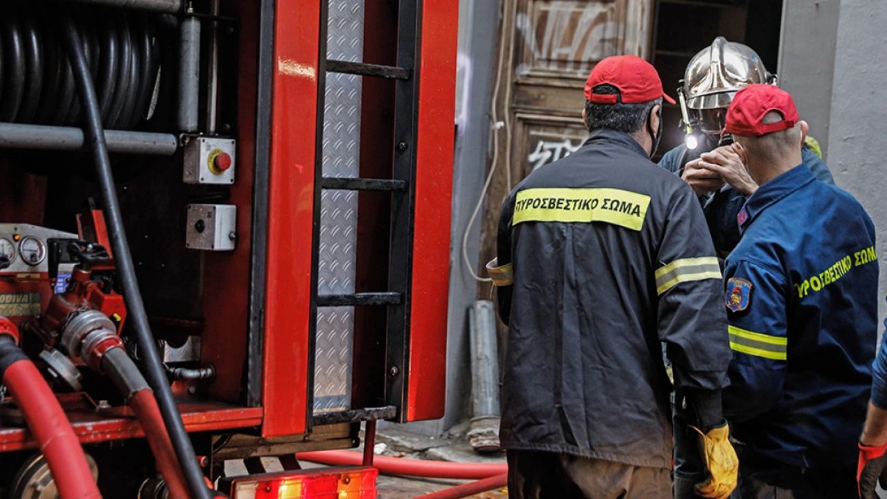 Συναγερμός στο κέντρο της Αθήνας: Φωτιά σε εγκαταλελειμμένο κτίριο – Κλειστή η Σοφοκλέους!