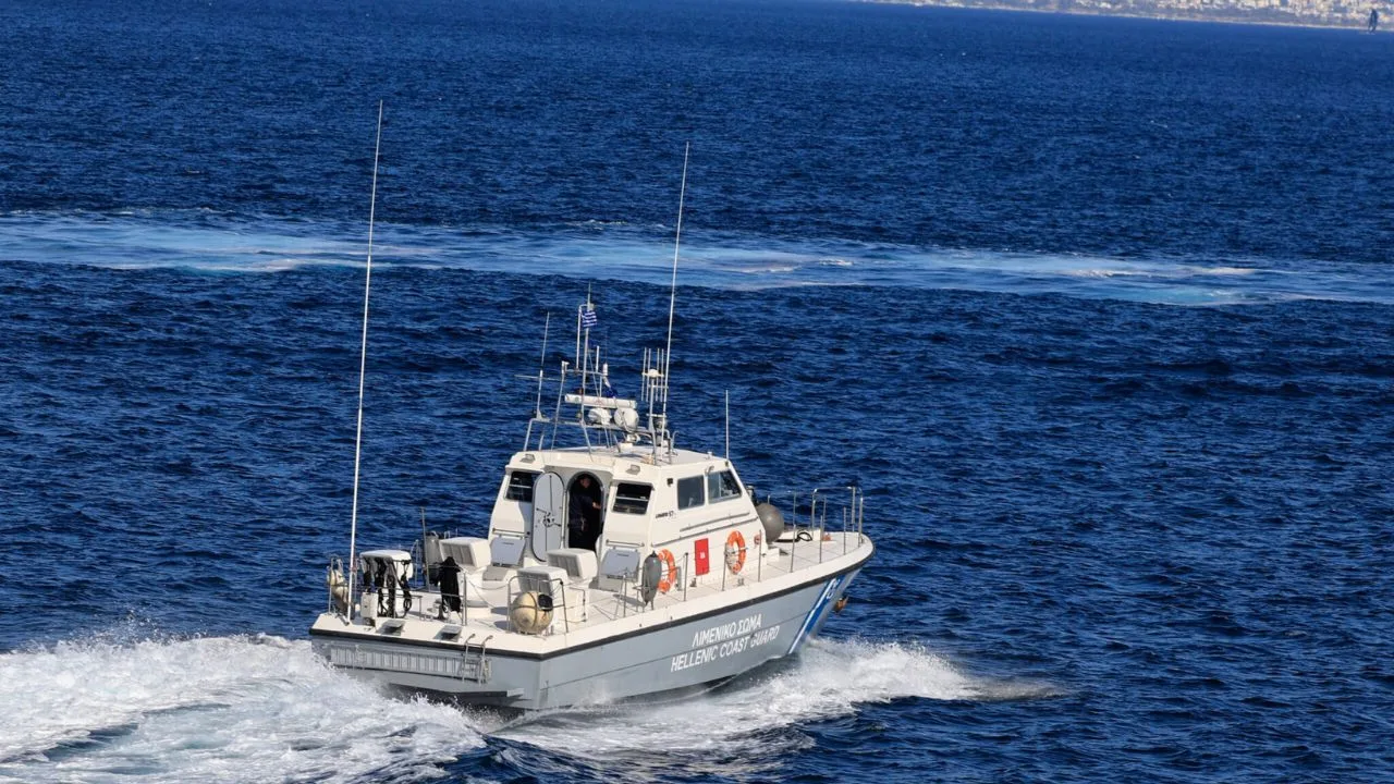 Βίντεο λίγο πριν ανατραπεί η λέμβος με τους μετανάστες ανοιχτά της Γαύδου – Στοιβαγμένοι φωνάζουν όταν βλέπουν σκάφος