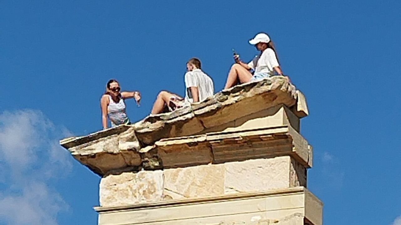 Σάλος στη Λεμεσό: Τουρίστες Κάνουν Ηλιοθεραπεία πάνω στον Αρχαίο Ναό του Απόλλωνα Υλάτη