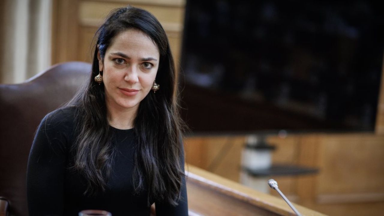 Φρίκαραν μέχρι και οι λίμπεραλ τύπου Ζαχαρού με τη Δόμνα Το λέγαμε ότι γυαλίζει το μάτι της. Αλλά αυτό δεν το περιμέναμε