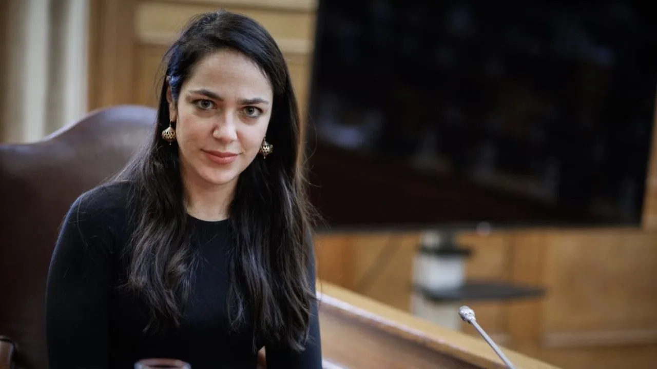 Φρίκαραν μέχρι και οι λίμπεραλ τύπου Ζαχαρού με τη Δόμνα Το λέγαμε ότι γυαλίζει το μάτι της. Αλλά αυτό δεν το περιμέναμε