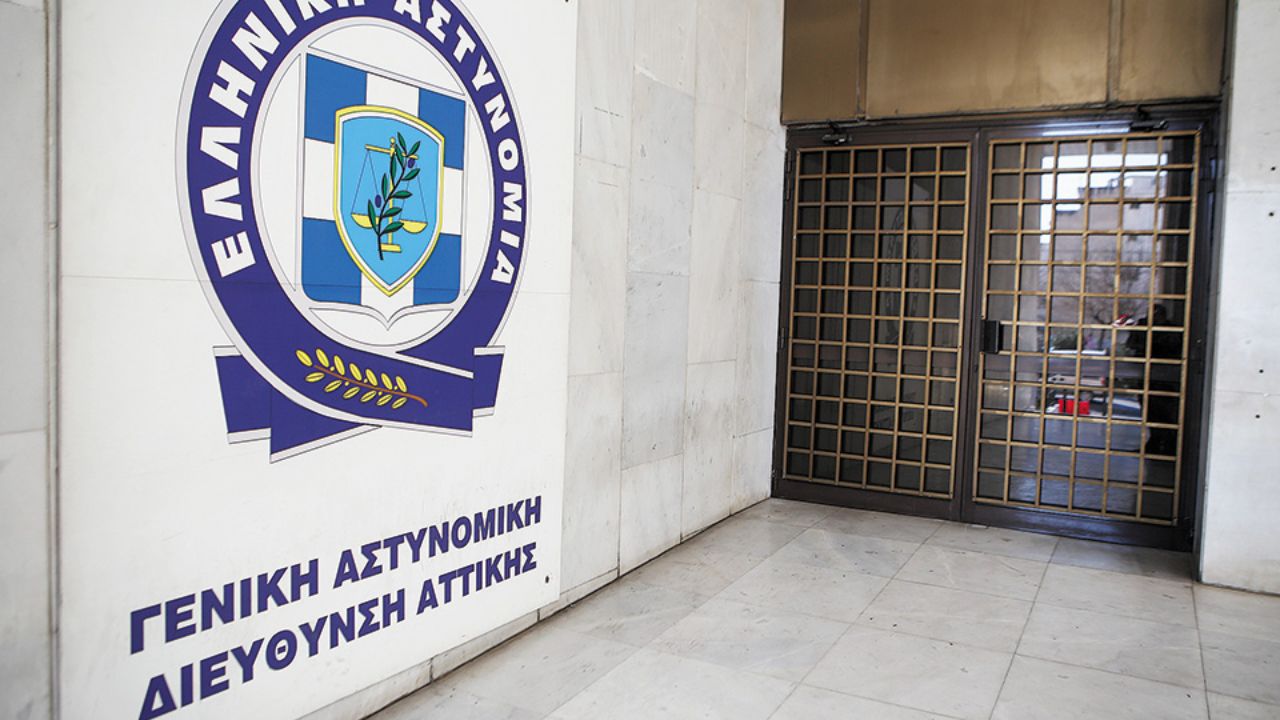 Με πόσους απατεώνες πια θα φωτογραφηθούν;