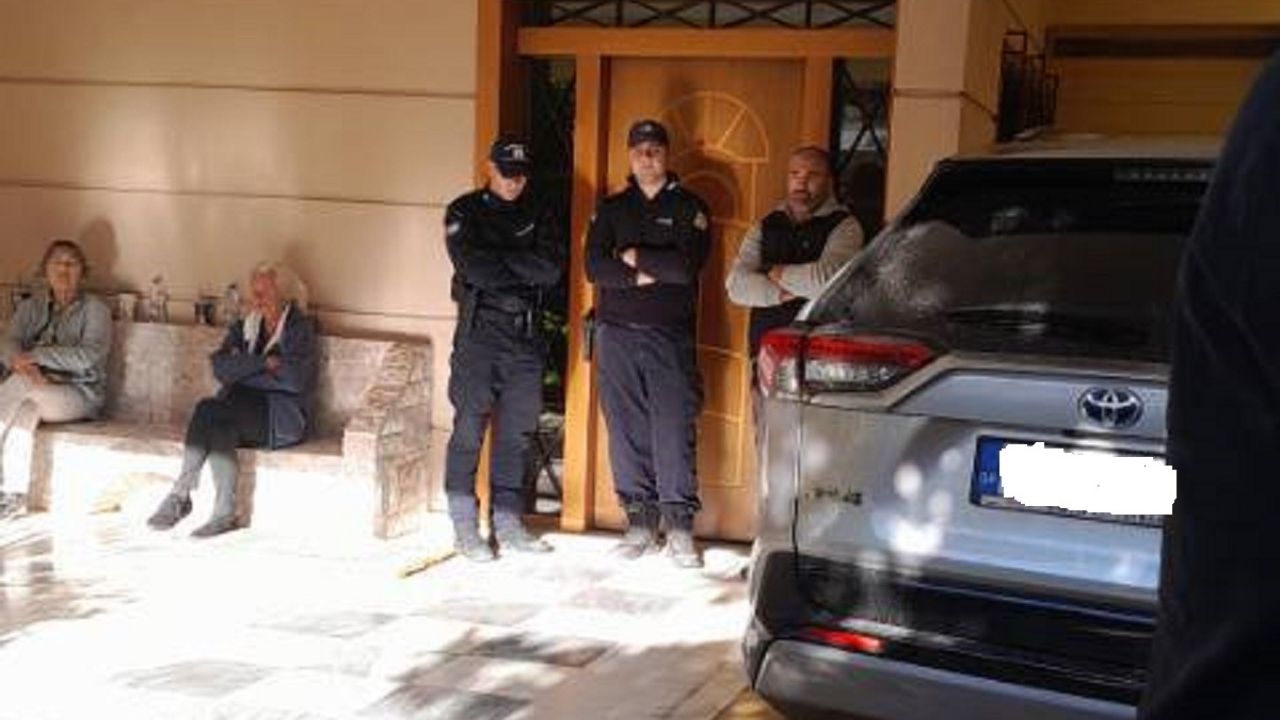 Σοκ στη Γλυφάδα: πετάνε στο δρόμο πατέρα με εγκεφαλικό και παιδί με καρκίνο