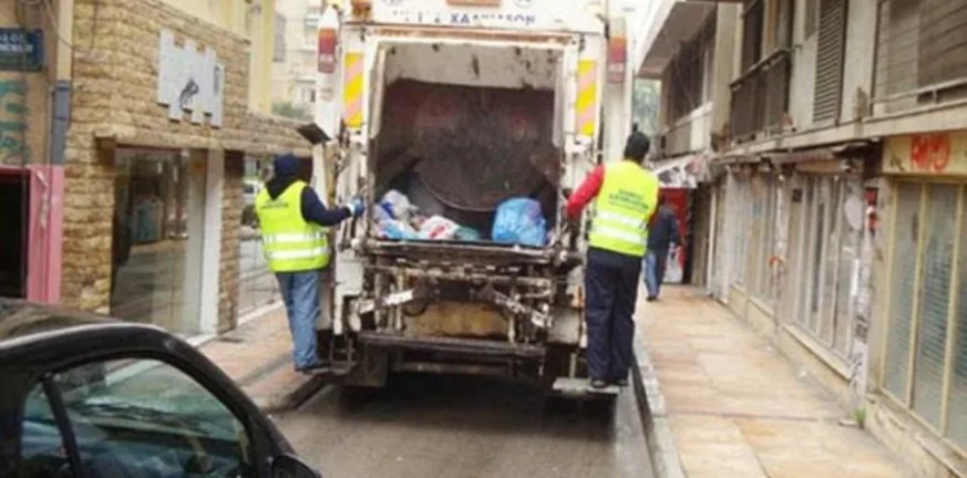 Στο νοσοκομείο υπάλληλος καθαριότητας που έπεσε από απορριμματοφόρο