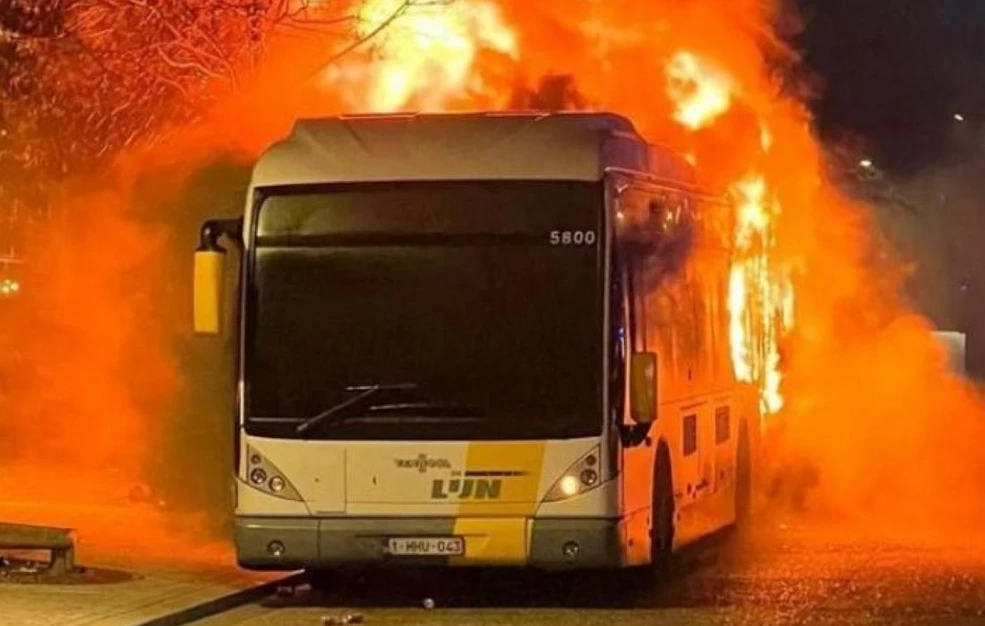 Στις φλόγες λεωφορείο που μετέφερε οπαδούς από πυρσούς που άναψαν μέσα στο όχημα