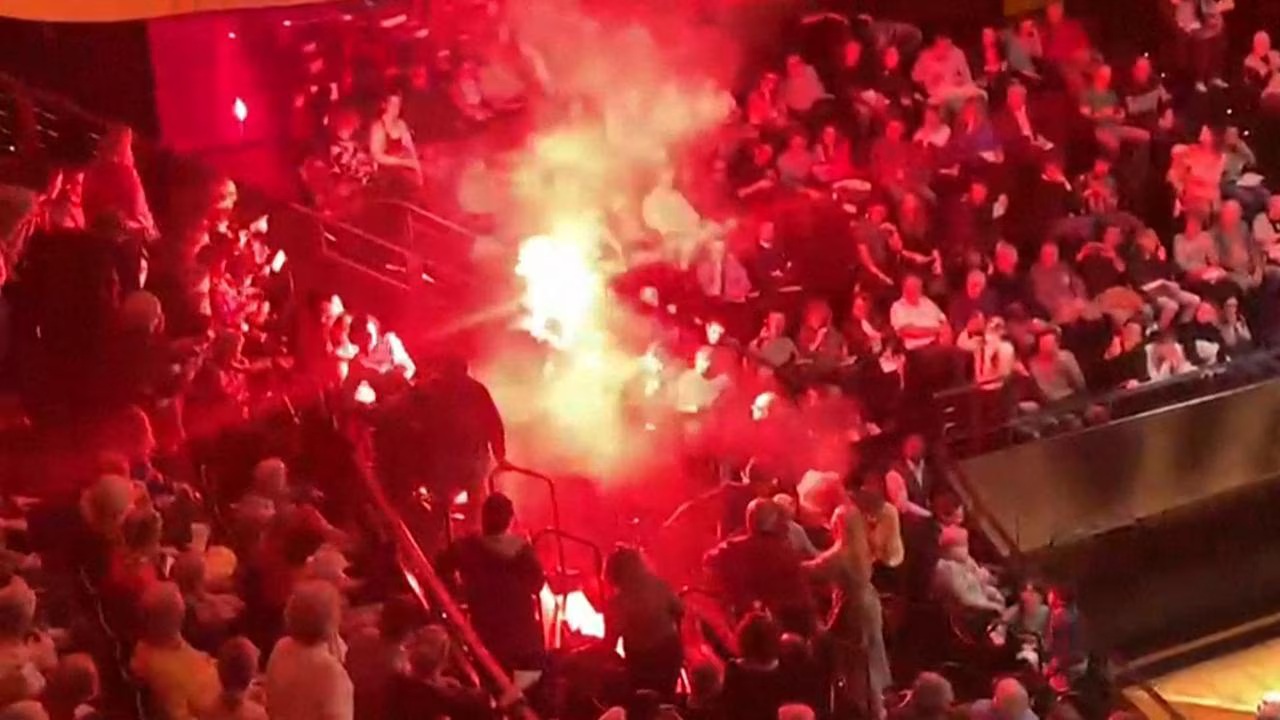 Χάος στη Φιλαρμονική του Παρισιού ( Βίντεο )