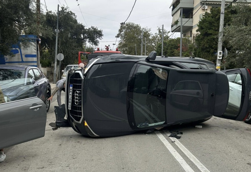 Βριλήσσια: Σύγκρουση δύο αυτοκινήτων προκαλεί σοβαρό τροχαίο (ΕΙΚΟΝΕΣ)