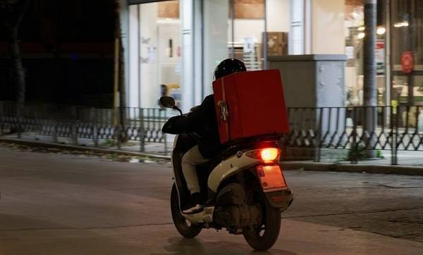 Αγρια επίθεση νεαρών Ρομά σε διανομέα στην Πάτρα