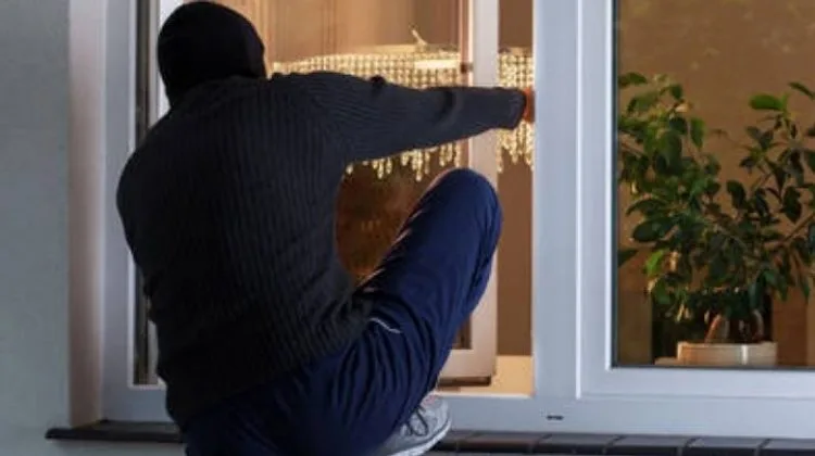 Εφιάλτης για 90χρονο στη Λάρισα: Κουκουλοφόροι μπήκαν από το παράθυρο, απείλησαν τη ζωή του και τον λήστεψαν