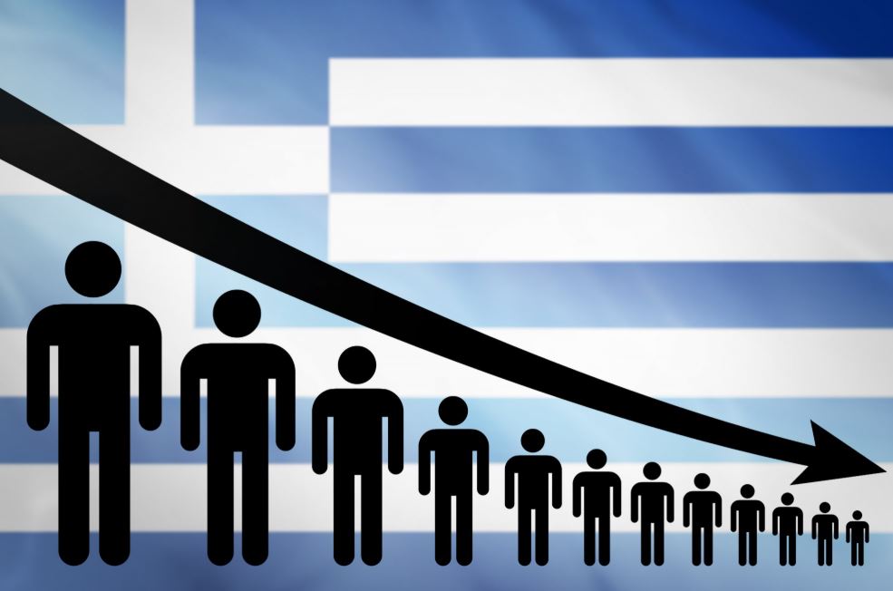 Δημογραφική κατάρρευση της Ελλάδας: Άδεια θρανία, κενά στρατόπεδα και έλλειψη εργαζομένων