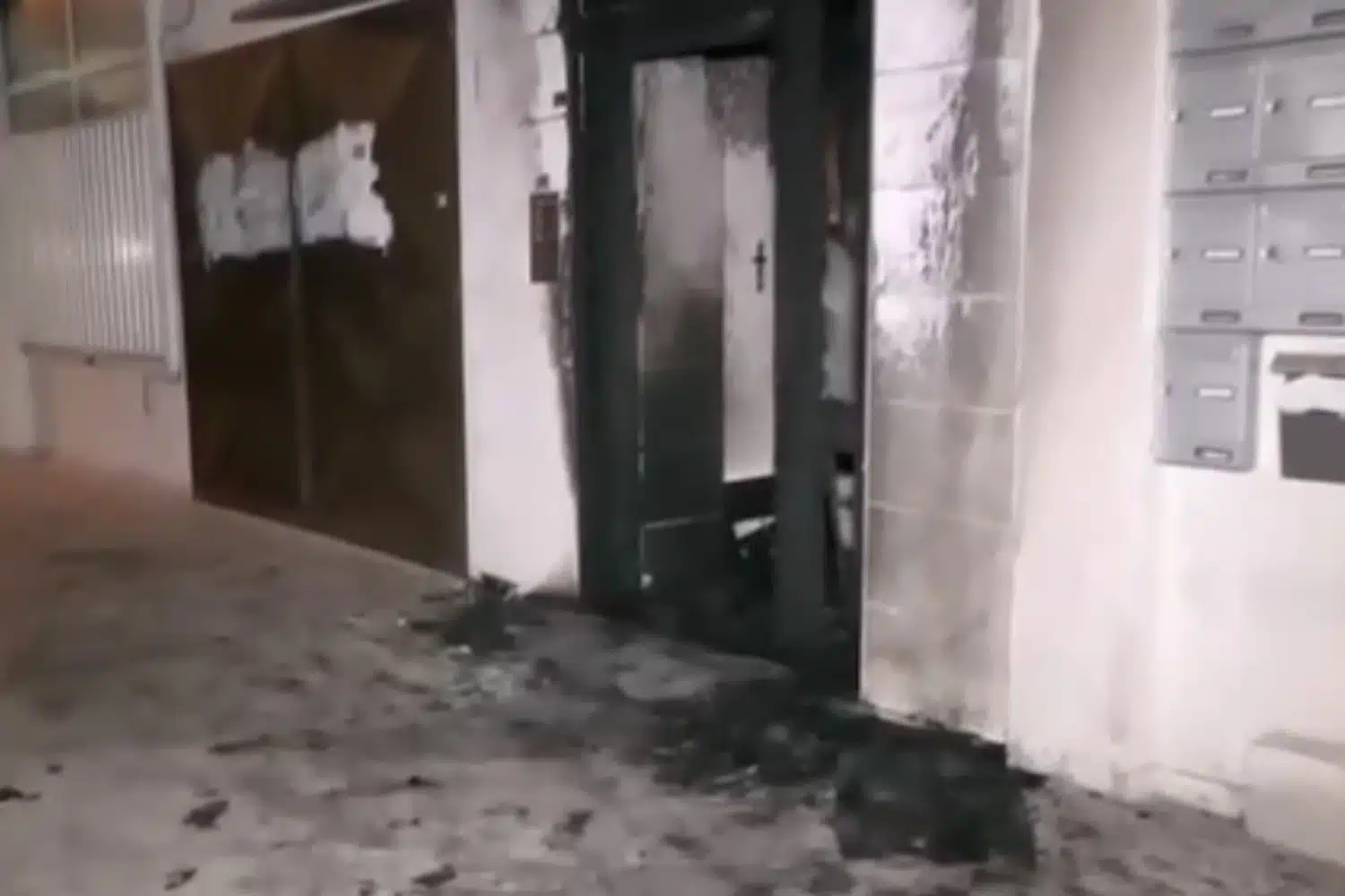 Θεσσαλονίκη: Πρώην υπάλληλος της ΕΥΠ και συνταξιούχος αστυνομικός μένουν στην οικοδομή που έγινε εμπρηστική επίθεση