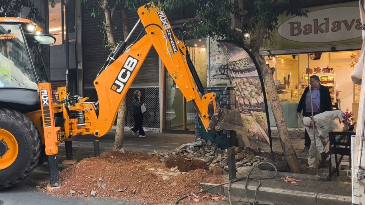 Χάος στο Σύνταγμα: Σπασμένος αγωγός ΕΥΔΑΠ κλείνει κεντρικό δρόμο