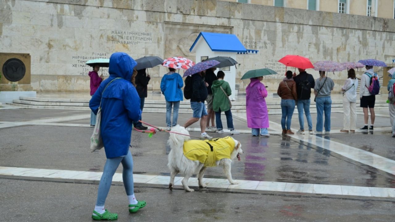 Έρχεται… νεροποντή! Βροχές, καταιγίδες και δυνατοί νοτιάδες σαρώνουν τη χώρα όλη την εβδομάδα