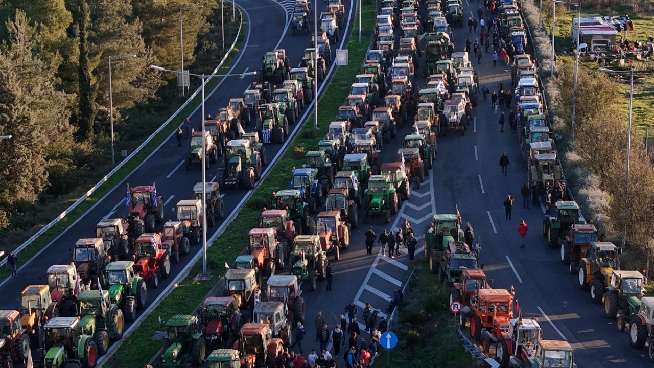 Μπλόκο αγροτών στη Νίκαια: Η Εθνική Αθηνών–Θεσσαλονίκης παραμένει κλειστή από εκατοντάδες τρακτέρ