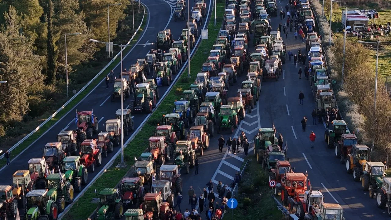Μπλόκο αγροτών στη Νίκαια: Η Εθνική Αθηνών–Θεσσαλονίκης παραμένει κλειστή από εκατοντάδες τρακτέρ