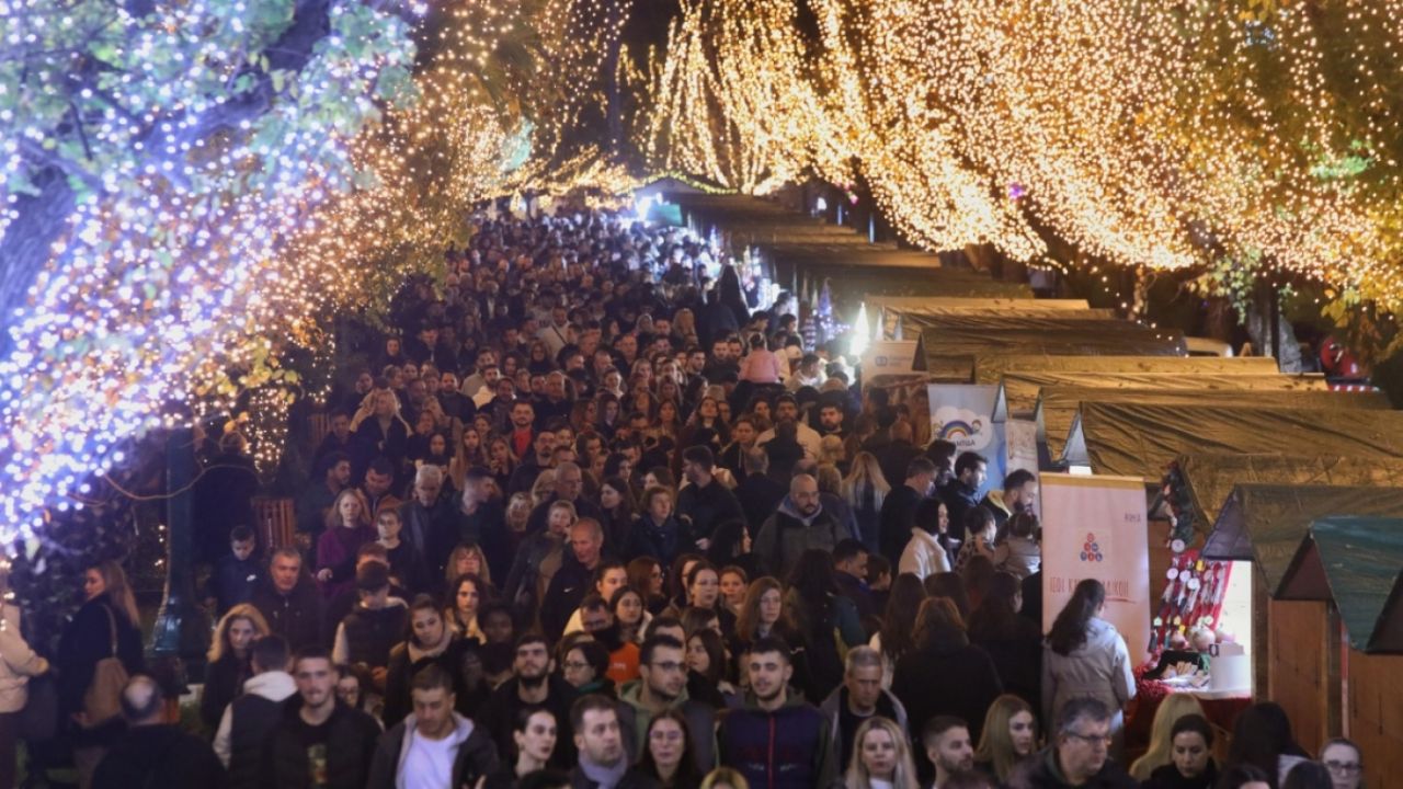 «Μαγικές Γιορτές στο Πεδίον του Άρεως: Ο Φέρρης Ανοίγει τη Μουσική Σκηνή του Χριστουγεννιάτικου Χωριού