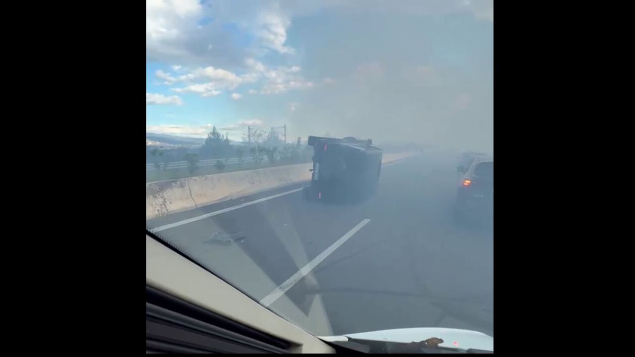 Σοβαρό τροχαίο στον Ε65: SUV ντεραπάρισε μετά από φωτιά σε χωράφι