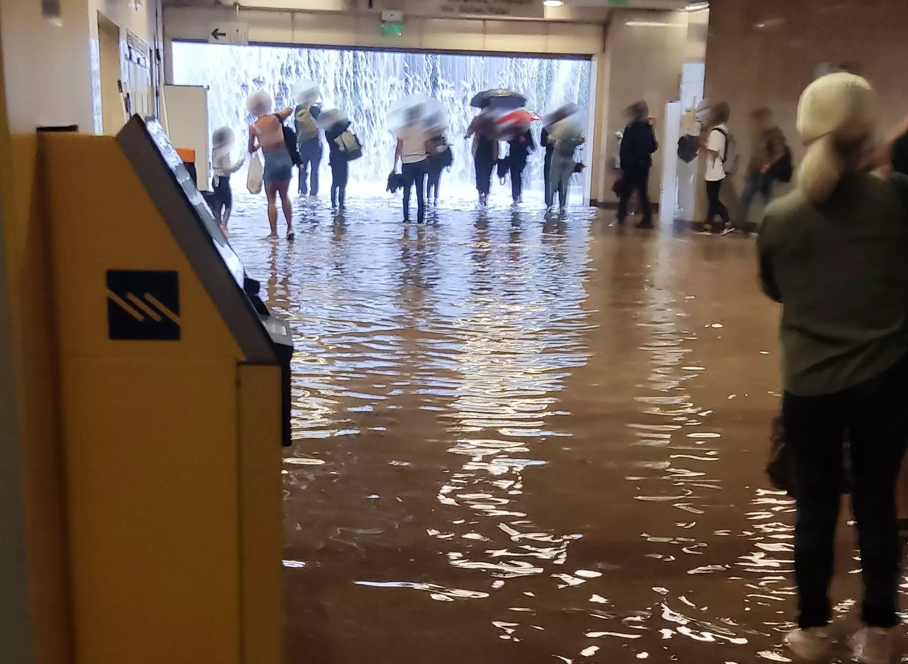 Υποβρύχιο το μετρό της Αθήνας ( Βίντεο)