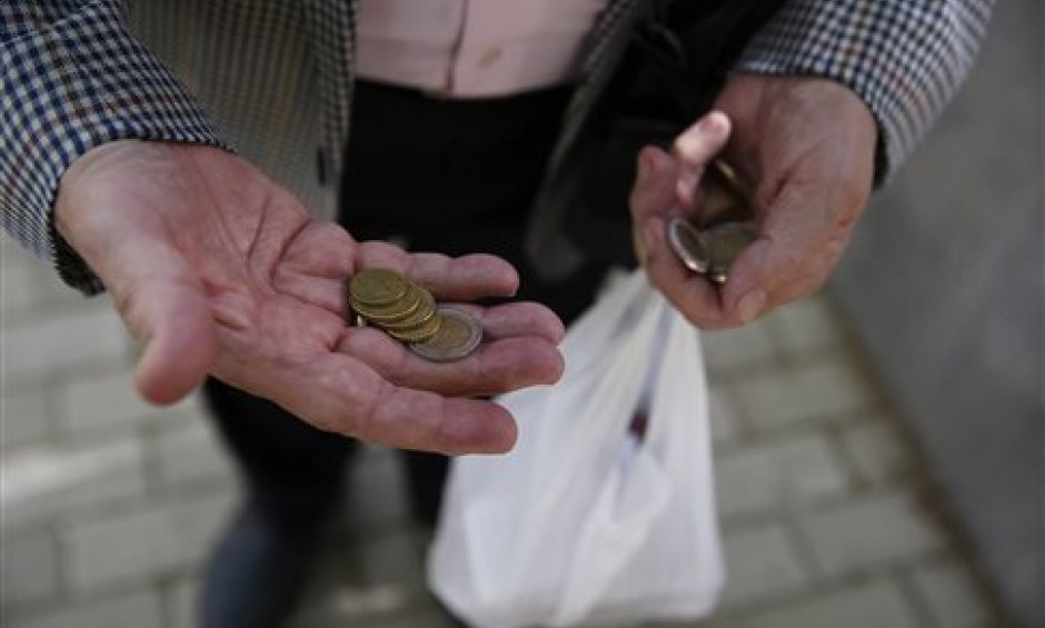 ΟΙ ΣΥΝΤΑΞΙΟΥΧΟΙ ΑΣΦΥΚΤΙΟΥΝ ΠΛΕΟΝ ΑΠΟ ΤΗ ΣΥΝΕΧΗ ΦΤΩΧΕΙΑ: EΞΙ ΣΤΙΣ ΔΕΚΑ ΚΥΡΙΕΣ ΣΥΝΤΑΞΕΙΣ ΚΑΤΩ ΑΠΟ 1.000 ΕΥΡΩ ΜΙΚΤΑ!