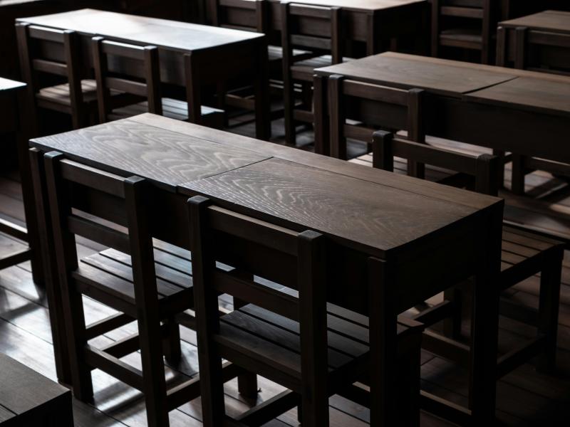 ΕΑΝ ΕΧΕΙΣ ΕΥΘΙΞΙΑ ΠΑΡΑΙΤΗΣΟΥ κ. ΖΑΧΑΡΑΚΗ- ΜΑΘΗΤΕΣ ΔΗΜΟΤΙΚΟΥ ΘΑ ΚΑΝΟΥΝ ΜΑΘΗΜΑ ΣΕ ΓΚΑΡΣΟΝΙΕΡΑ ΛΟΓΩ ΕΛΛΕΙΨΗΣ ΤΑΞΕΩΝ!!!