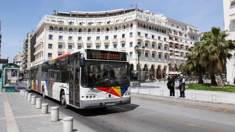 Σύγκρουση αστικού λεωφορείου με ΙΧ στο κέντρο της Θεσσαλονίκης