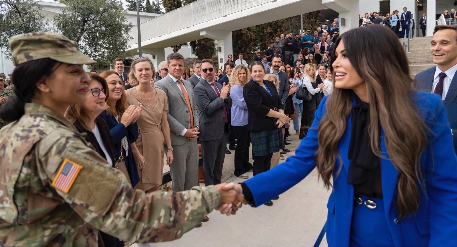 Η πρώτη ημέρα της Κίμπερλι Γκίλφοϊλ στην πρεσβεία, συνάντηση με το προσωπικό και φωτογραφίες