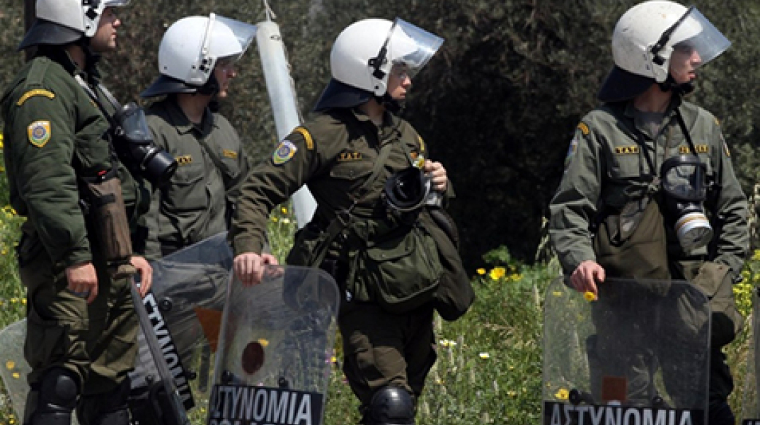 «Μη βαράτε!» Γκάφα των ΜΑΤ, χτύπησαν συνάδελφο τους νομίζοντας ότι ήταν διαδηλωτής. Δείτε βίντεο!