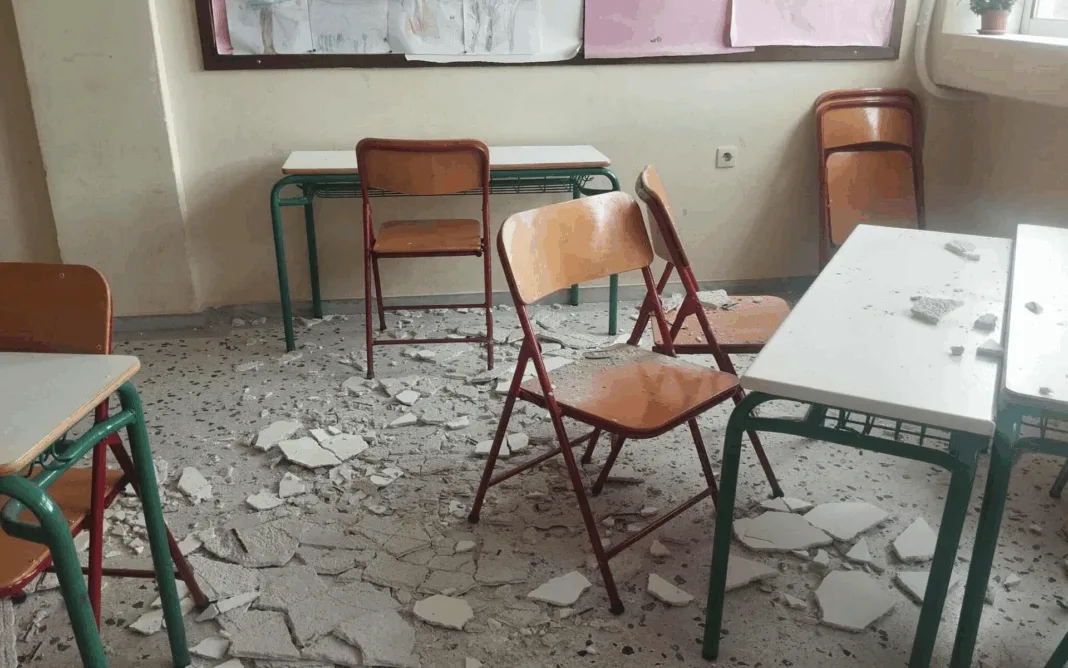 Σοκ στο Πόρτο Ράφτη: Έπεσε το ταβάνι πάνω σε μαθητές, στο νοσοκομείο δύο παιδιά