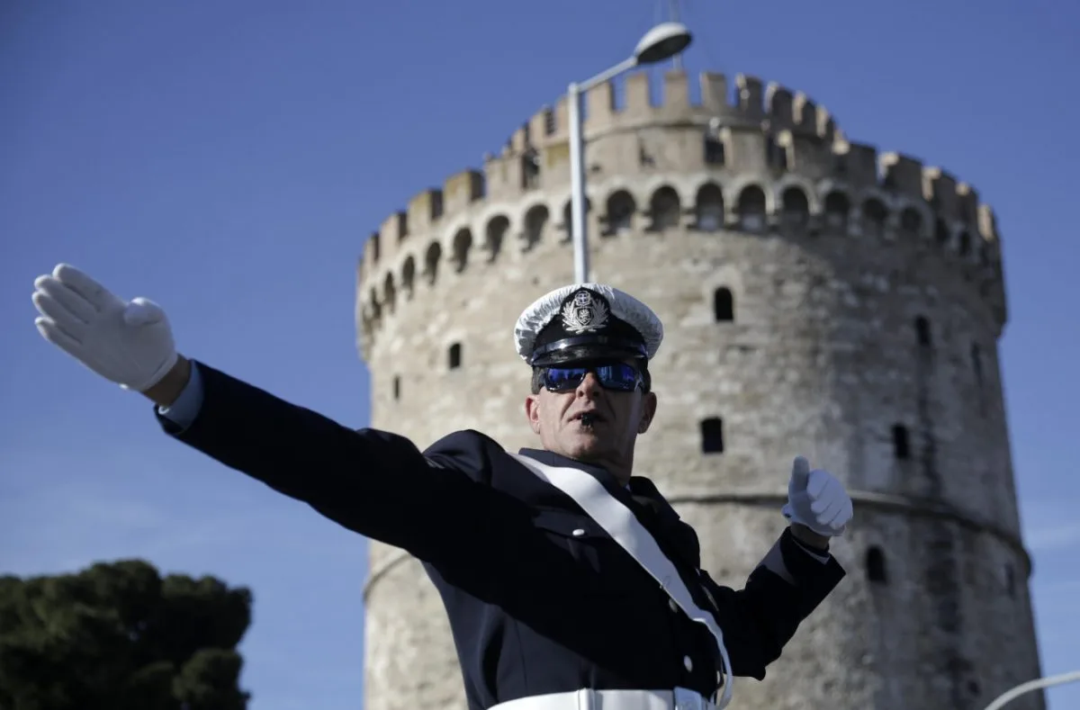 Συναγερμός στην παραλία της Θεσσαλονίκης: Τροχονόμος έσωσε άνδρα που έπεσε στον Θερμαϊκό