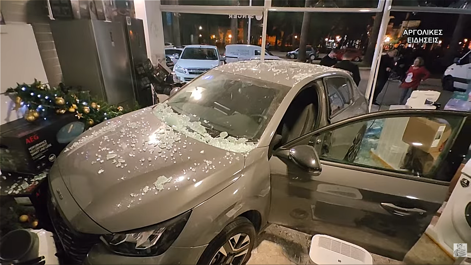 Απίστευτο ατύχημα στο Ναύπλιο: Αυτοκίνητο μπήκε σε κατάστημα ηλεκτρικών ειδών – Δείτε τι λέει ο ιδιοκτήτης