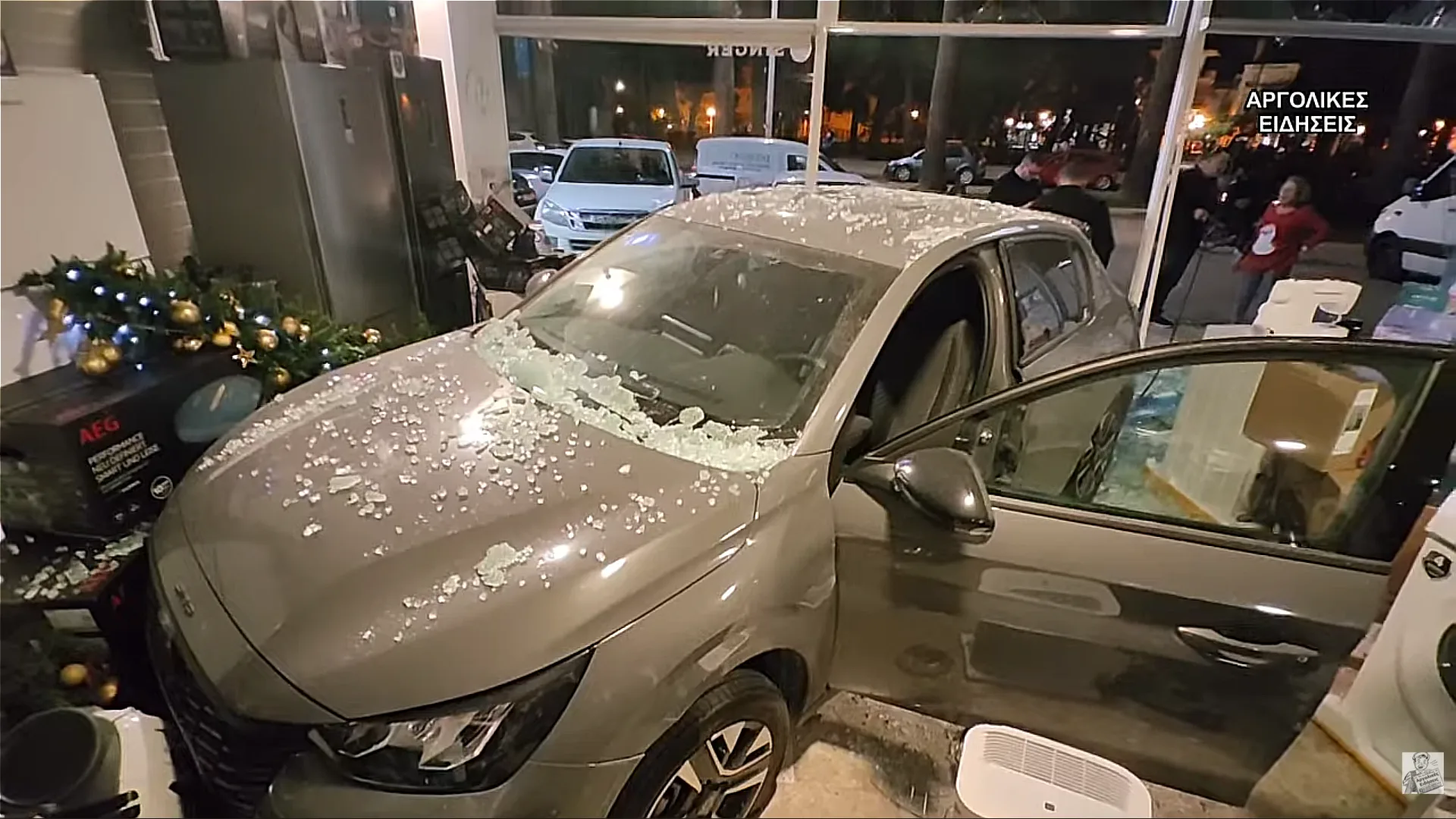Απίστευτο ατύχημα στο Ναύπλιο: Αυτοκίνητο μπήκε σε κατάστημα ηλεκτρικών ειδών – Δείτε τι λέει ο ιδιοκτήτης
