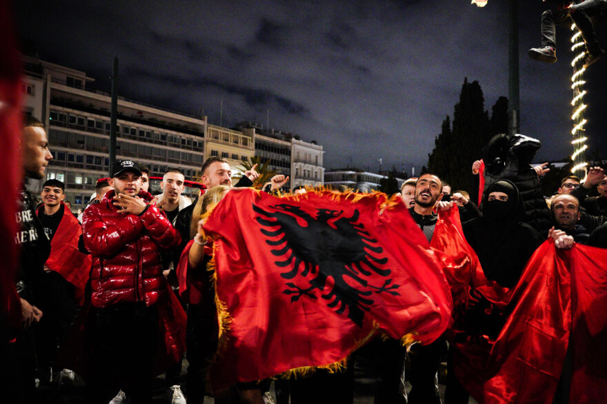 ΤΙ ΕΓΙΝΕ; ΑΛΗΘΕΙΑ ΤΩΡΑ; ΣΤΟ ΚΕΝΤΡΟ ΤΗΣ ΑΘΗΝΑΣ; Έντονοι εορτασμοί της Ημέρας Ανεξαρτησίας της Αλβανίας στο Σύνταγμα – Χάος στους δρόμους