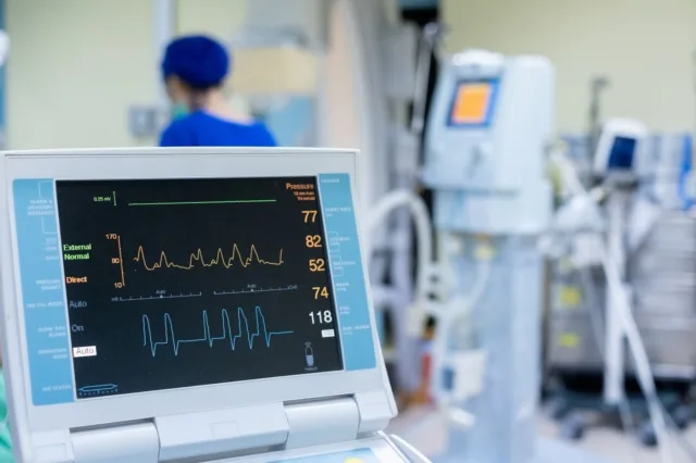 ΠΕΘΑΝΕ Η 70ΧΡΟΝΗ ΜΕΤΑ ΤΗΝ ΕΠΙΘΕΣΗ ΜΕ ΠΕΤΡΑ ΑΠΟ ΑΣΤΕΓΟ ΠΟΥ ΕΙΧΕ ΔΡΑΠΕΤΕΥΣΕΙ 18 ΦΟΡΕΣ ΑΠΟ ΨΥΧΙΑΤΡΕΙΑ