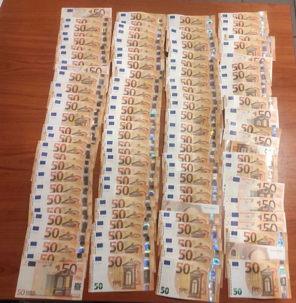 Μεγάλο χρηματικό ποσό βρέθηκε και κατασχέθηκε σε αποθήκη – Το είχε πάρει απατεώνας από ηλικιωμένη