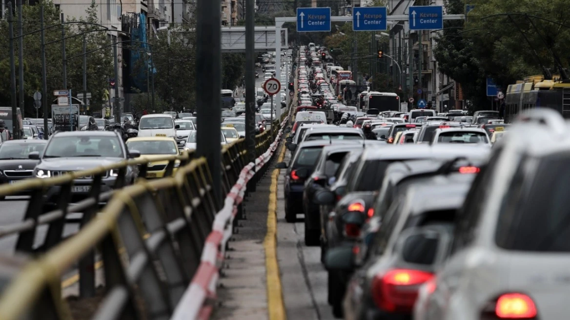 Χάος στους δρόμους: Καθυστερήσεις άνω των 30′ στην Αττική Οδό και τον Κηφισό