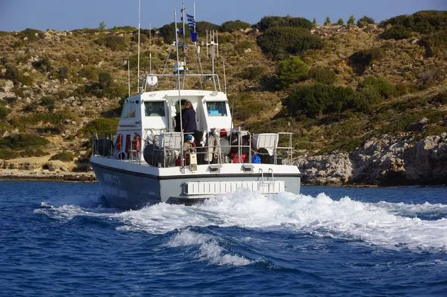 Πάνω πάρτι και κάτω λαθρομετανάστες – Έτσι δρούσε ο Σύρος διακινητής